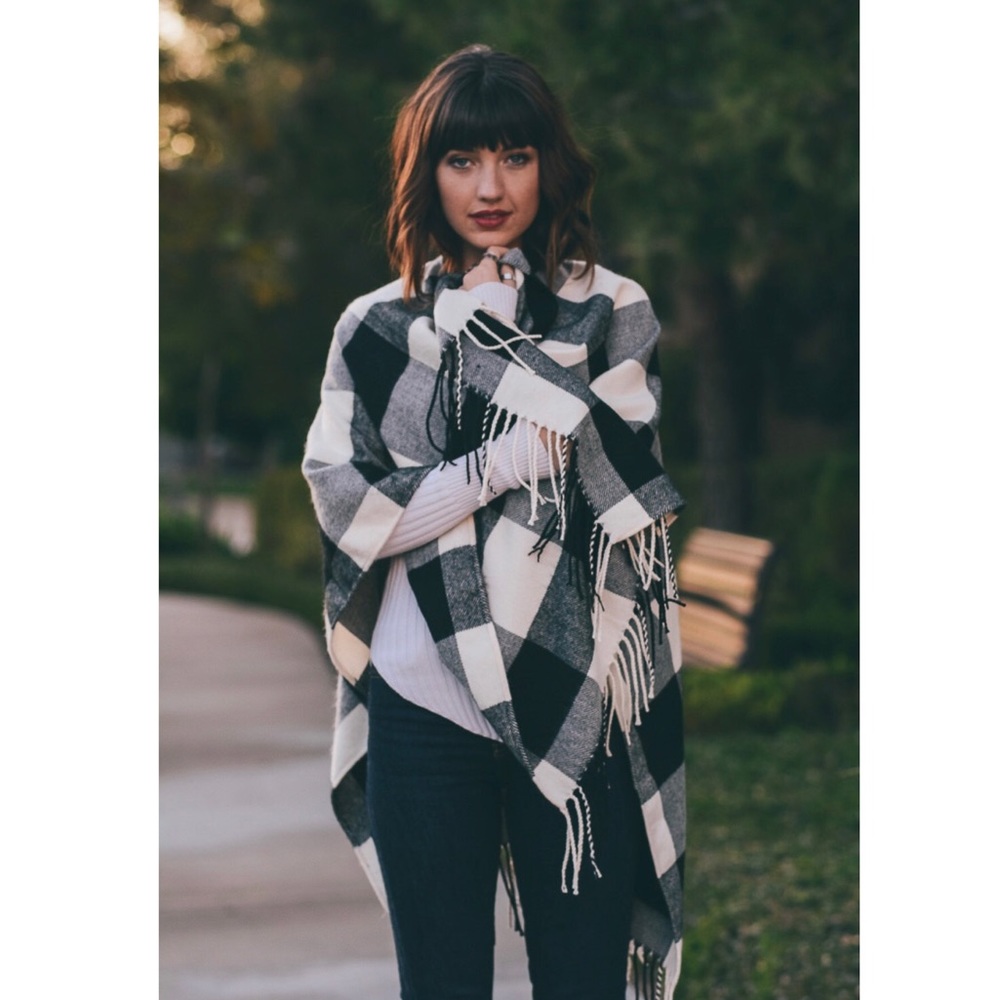 Black & White Tassel Ruana Blanket Wrap Poncho NEW - Picture 2 of 6